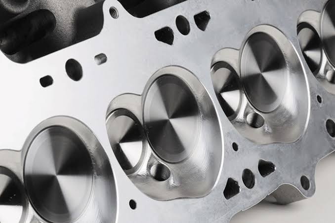 1. Silindir Kapağında: Emme ve egzoz eksantrik milleri, supaplar, benzinli motorlarda bujiler, dizel motorlarda (ve direk enjeksiyonlu benzinli motorlarda) enjektörler,  egzoz ve emme hava geçiş kanalları bulunur.  Silindir kapağında genellikle iki adet eksantrik-kam mili bulunur, biri egzoz biri emme supaplarını kumanda ederek, supapların tam zamanında açılıp kapanmalarını sağlar.