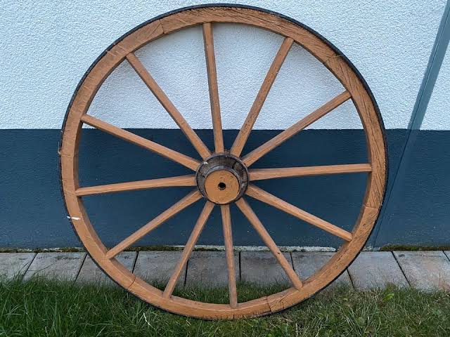 Tekerlek Nedir?  Tekerlek ya da teker olarak bilinen araç; daire, çember biçiminde, belirli bir eksen etrafında dönen ve sıklıkla taşımacılık alanında kullanılan bir araçtır. Tek parça şeklinde ya da merkezden dışa doğru parmaklı modelleri de vardır.